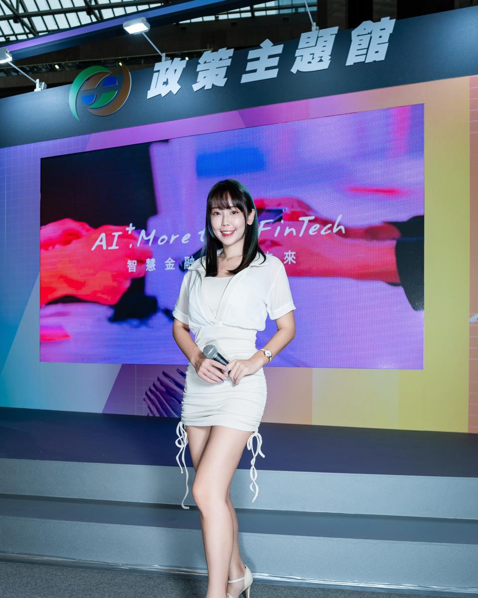 【正妹】希希CC 白色连衣裙主持人普法，清新气质成为现场焦点！