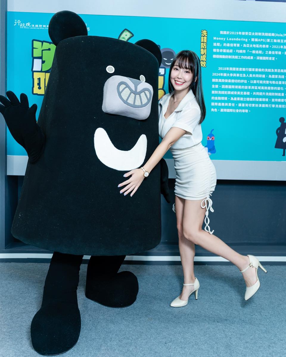 【正妹】希希CC 白色连衣裙主持人普法，清新气质成为现场焦点！