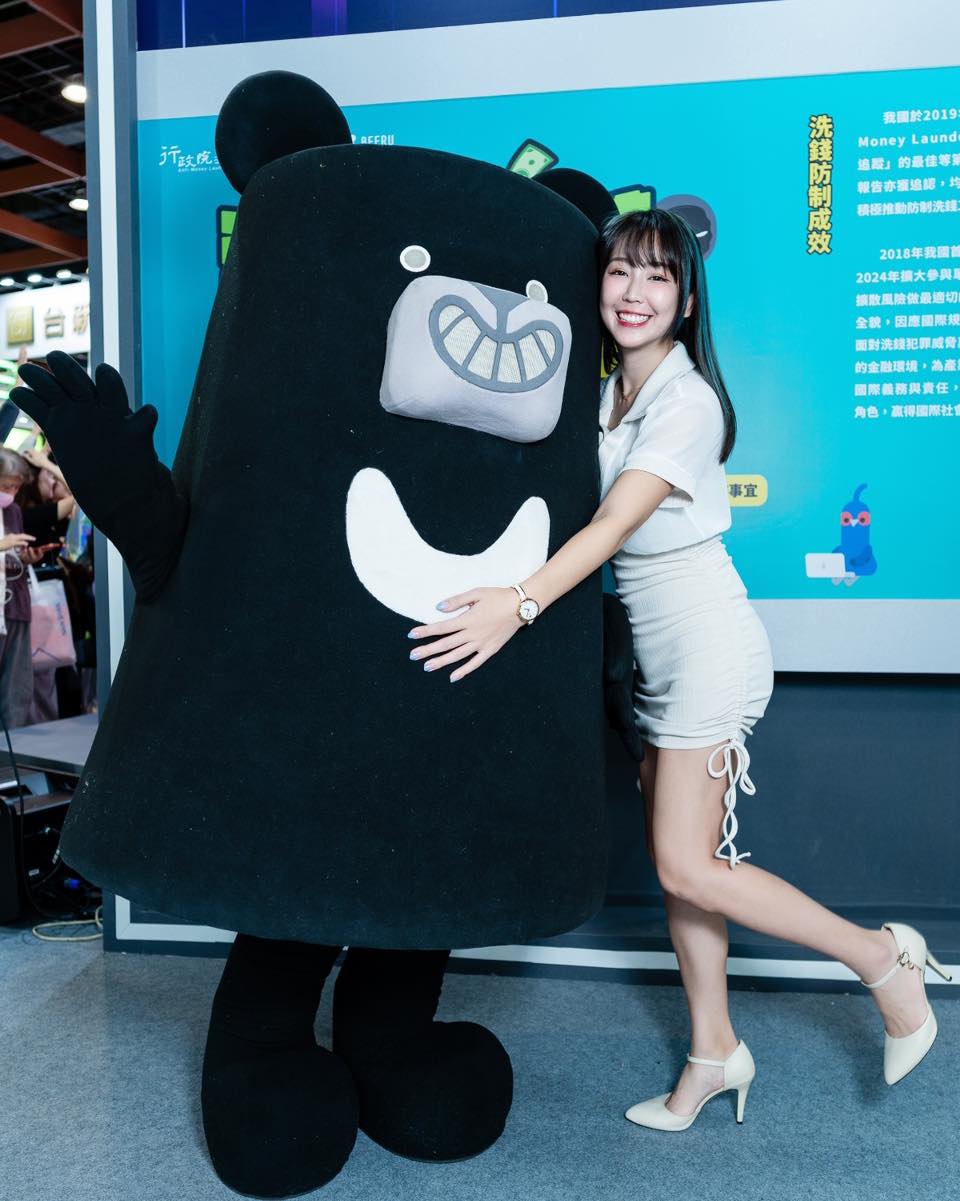 【正妹】希希CC 白色连衣裙主持人普法，清新气质成为现场焦点！