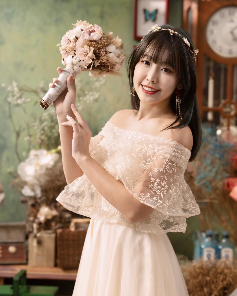 【正妹】希希CC 婚纱礼服美照，出场就是亮丽的风景！