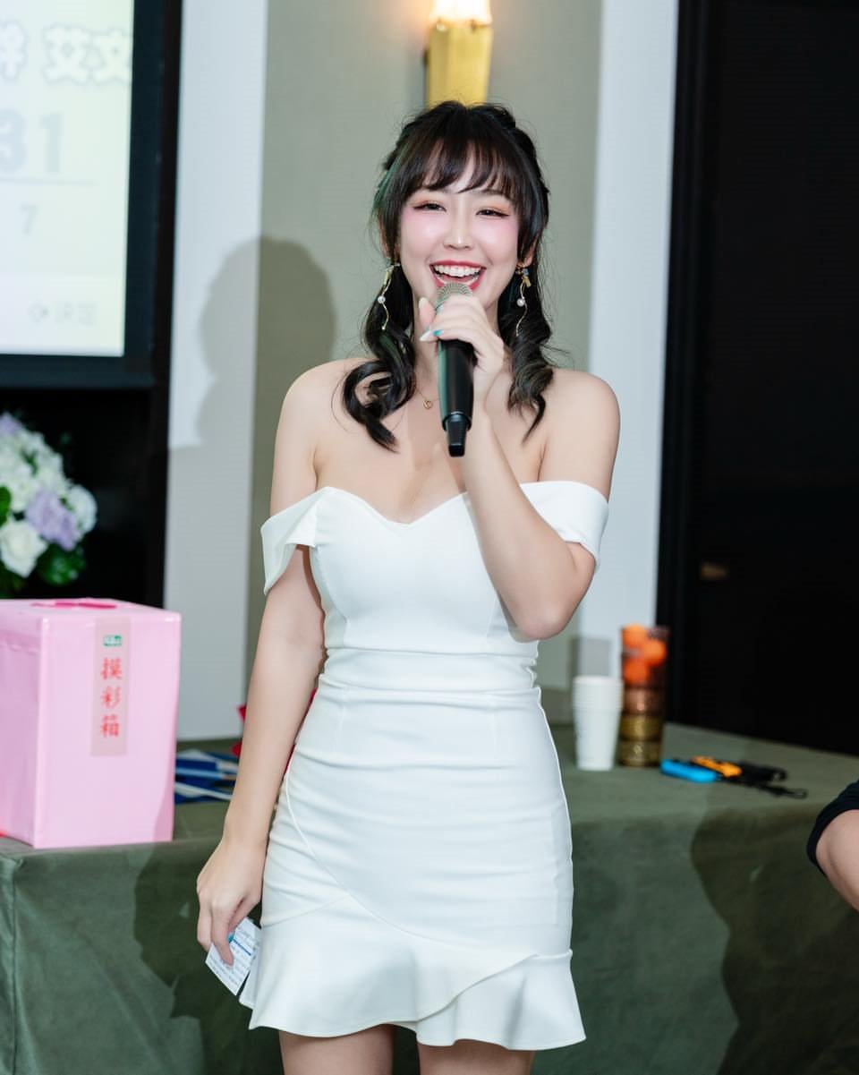 【正妹】希希CC 露肩连衣裙主持人，史诗般的神秘与庄重！