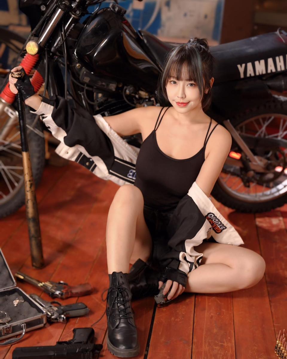 【正妹】希希CC 机车女王性感出境，神秘而不冷淡！