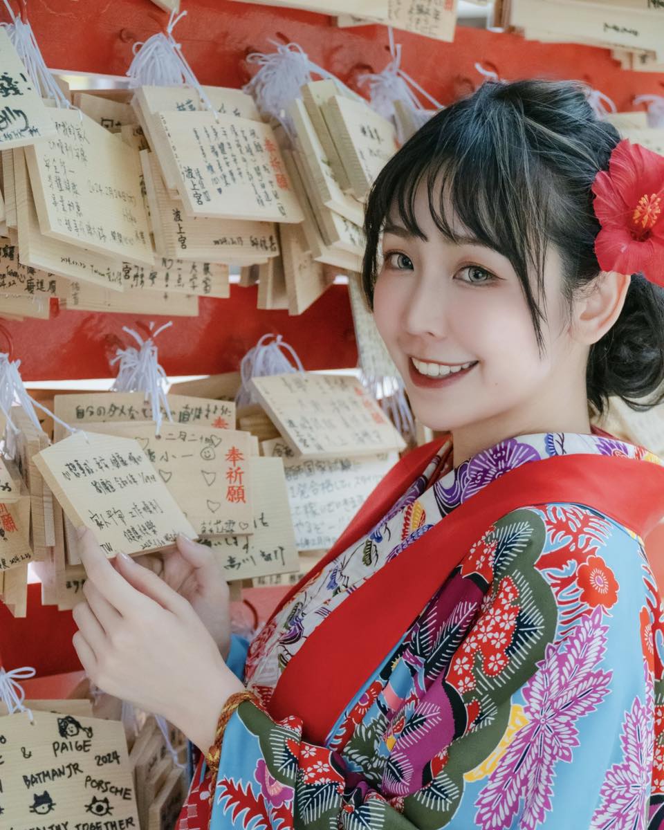 【正妹】希希CC 冲绳和服美照，微笑真正的吸引力！