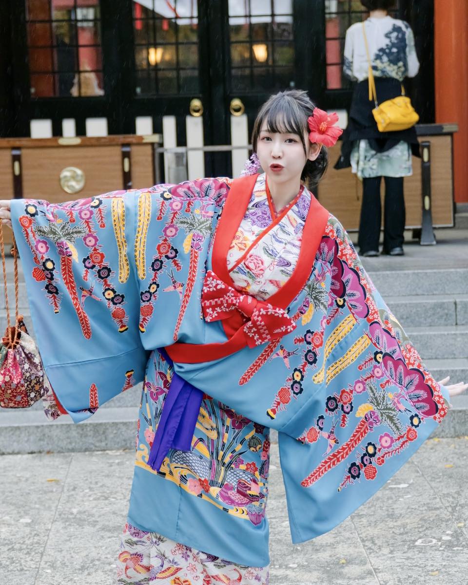 【正妹】希希CC 冲绳和服美照，微笑真正的吸引力！