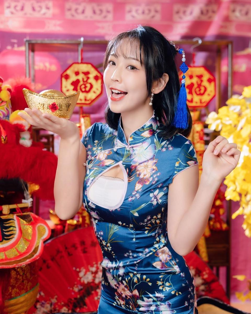 【正妹】希希CC 中国娃娃旗袍，端庄充满情感的笑！