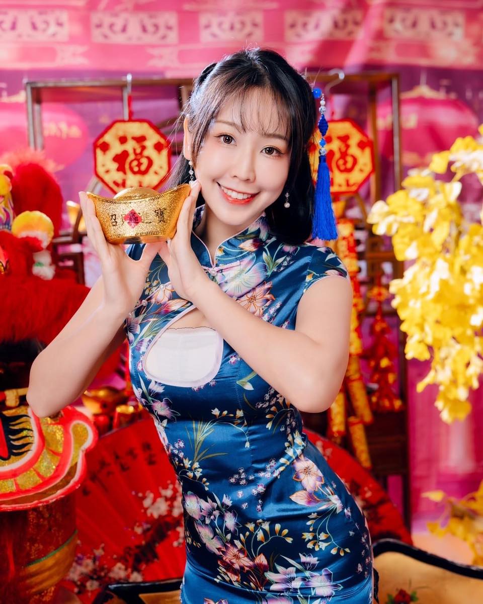 【正妹】希希CC 中国娃娃旗袍,端庄充满情感的笑!