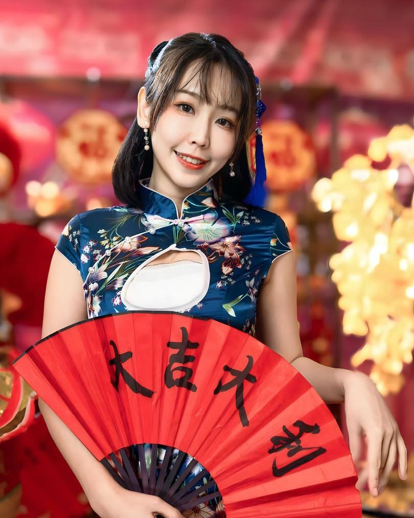 【正妹】希希CC 中国娃娃旗袍,端庄充满情感的笑!