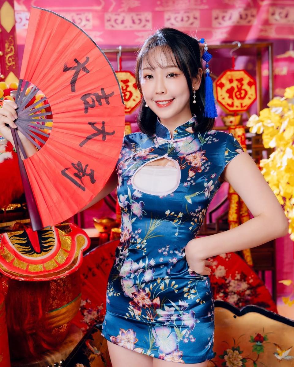 【正妹】希希CC 中国娃娃旗袍，端庄充满情感的笑！