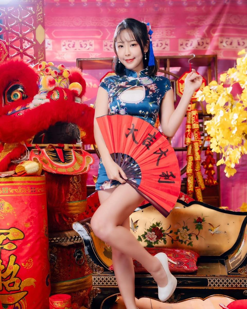 【正妹】希希CC 中国娃娃旗袍，端庄充满情感的笑！