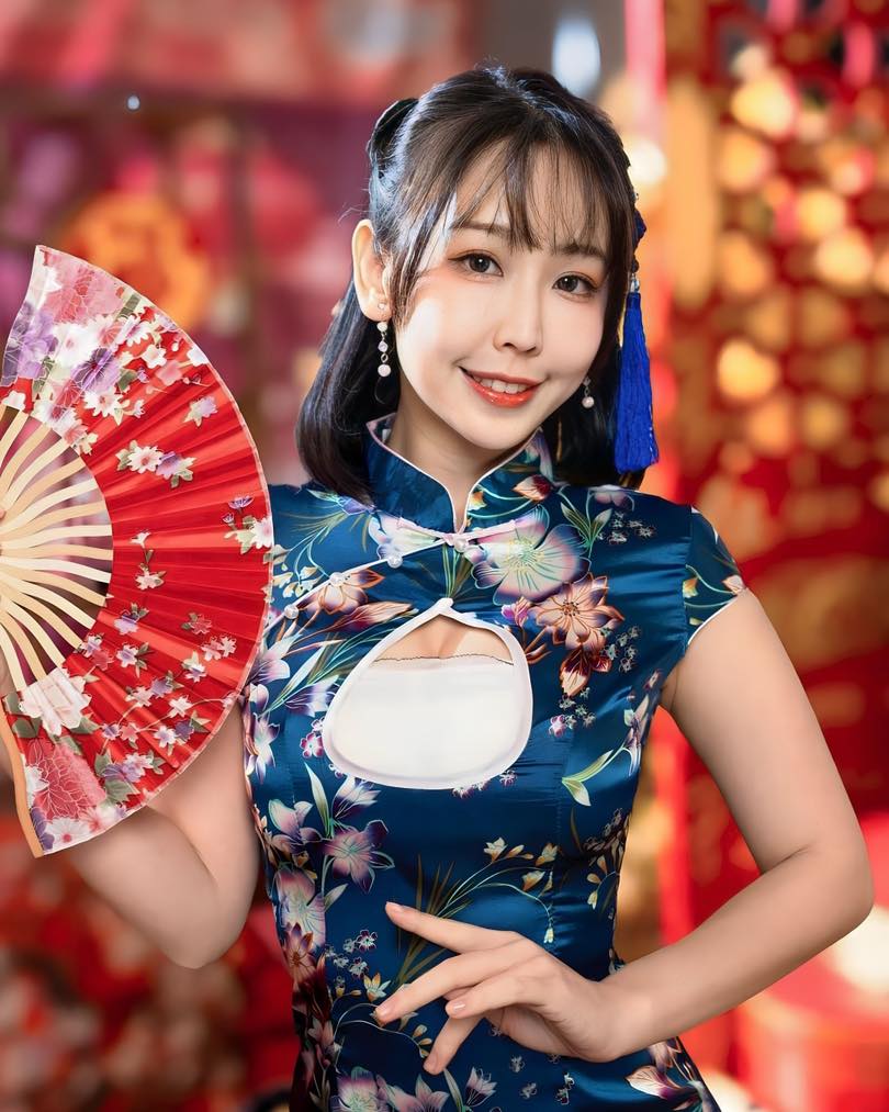 【正妹】希希CC 中国娃娃旗袍，端庄充满情感的笑！