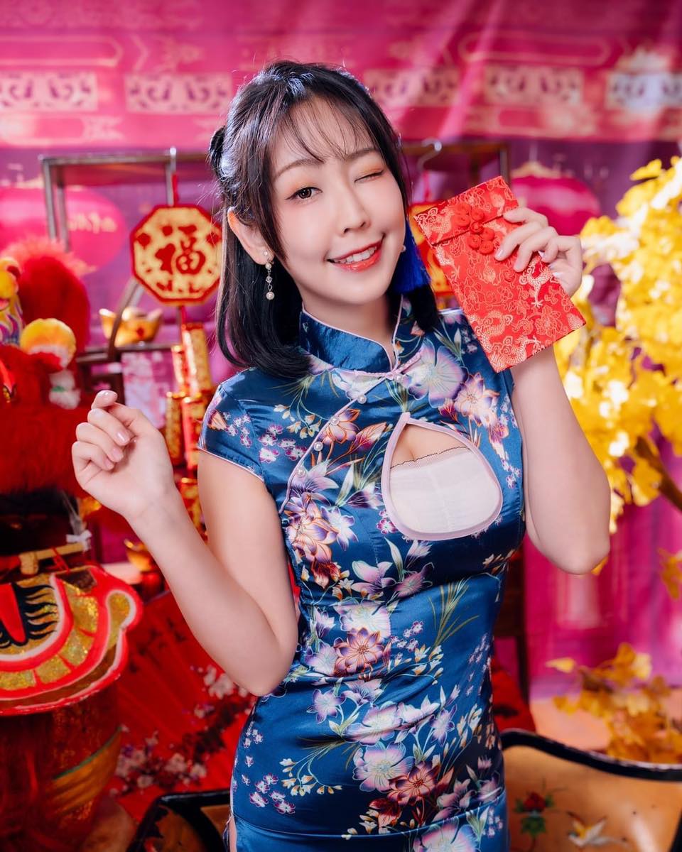 【正妹】希希CC 中国娃娃旗袍，端庄充满情感的笑！