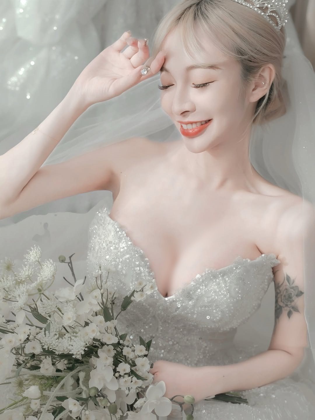 【正妹】岚芯语绝美婚纱照惊艳亮相，甜美与性感并存！