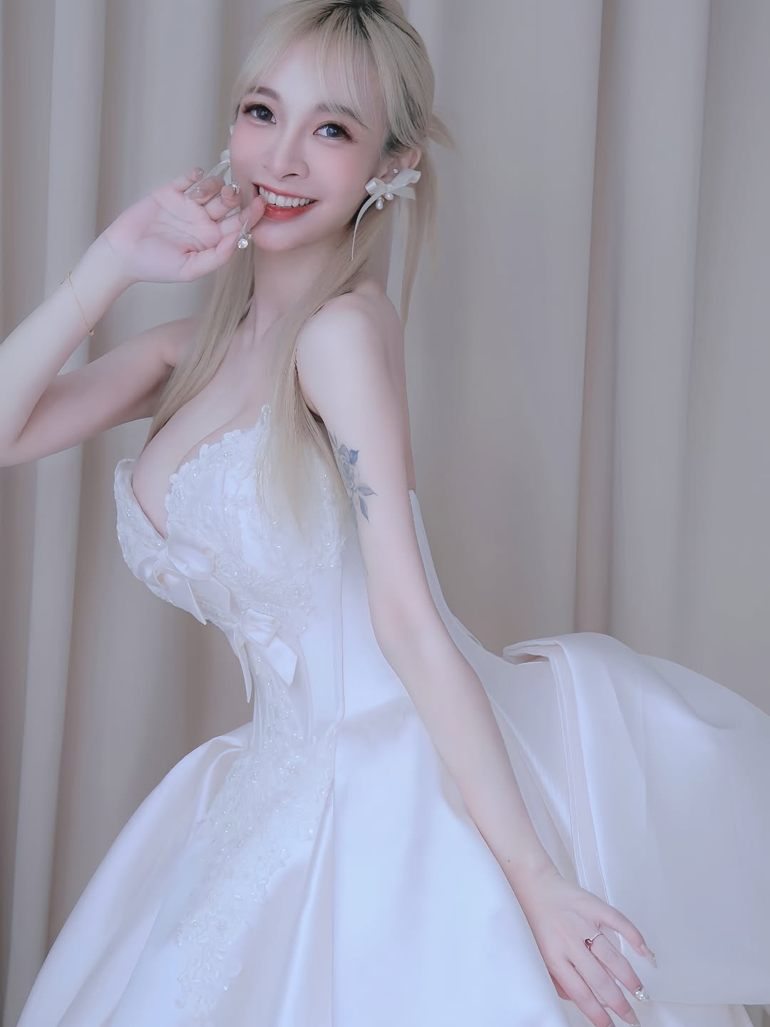 【正妹】岚芯语绝美婚纱照惊艳亮相，甜美与性感并存！