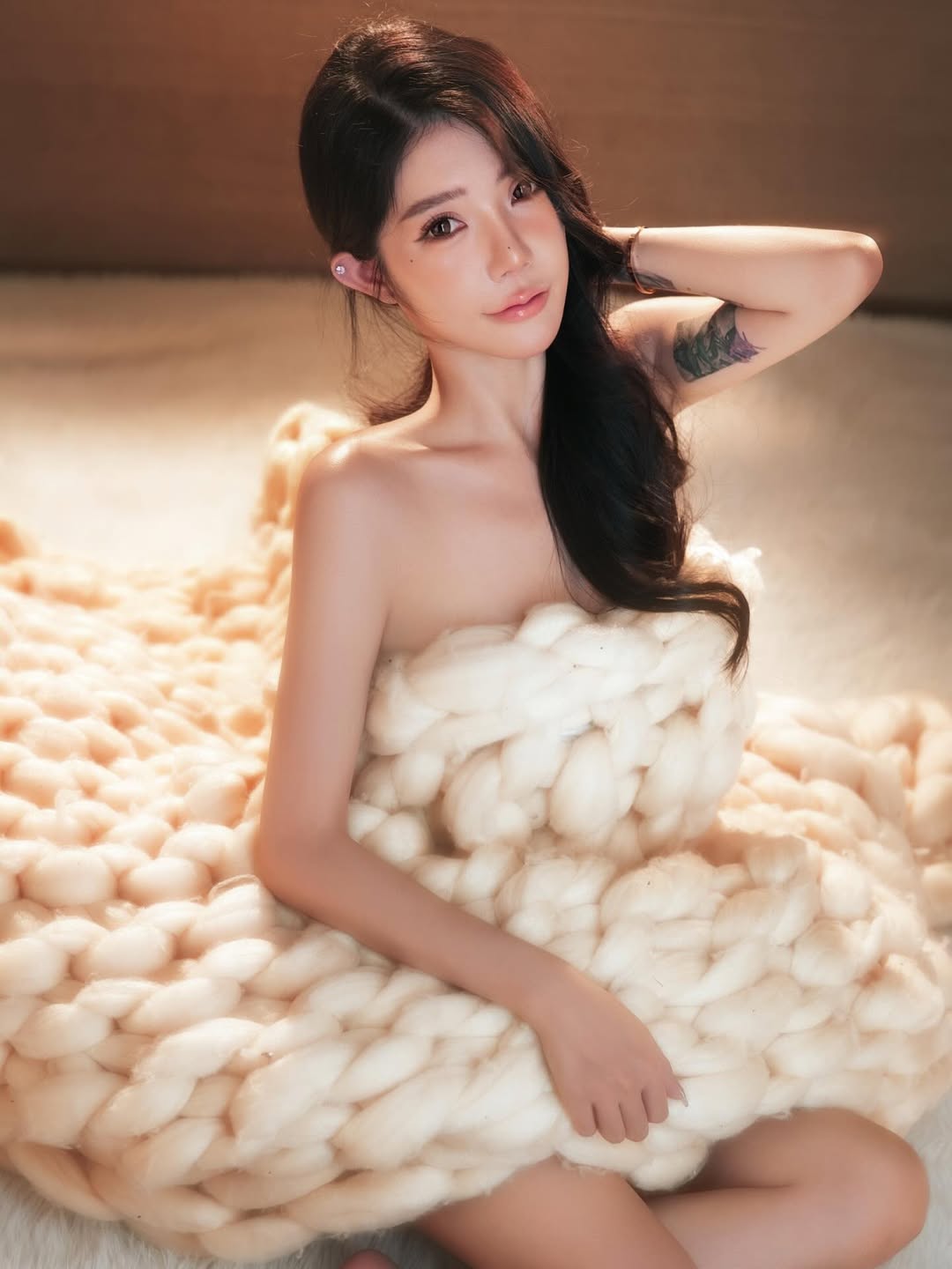 【正妹】茵茵毛毯裙写真，性感的样子还露出引人遐想！