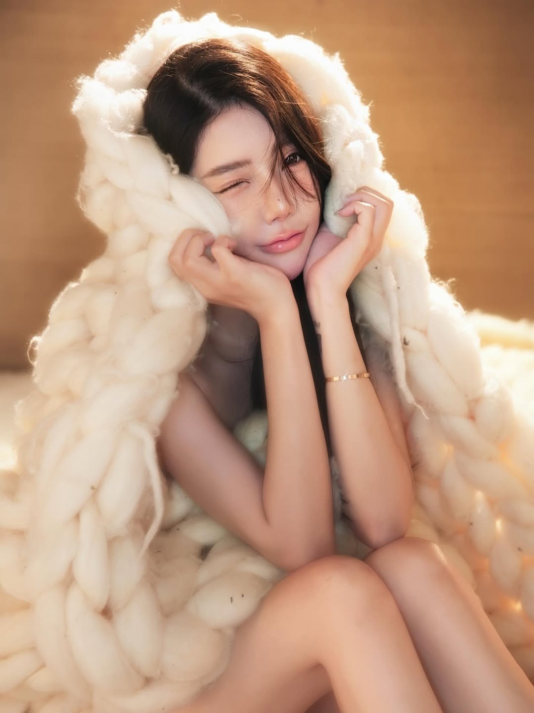 【正妹】茵茵毛毯裙写真，性感的样子还露出引人遐想！