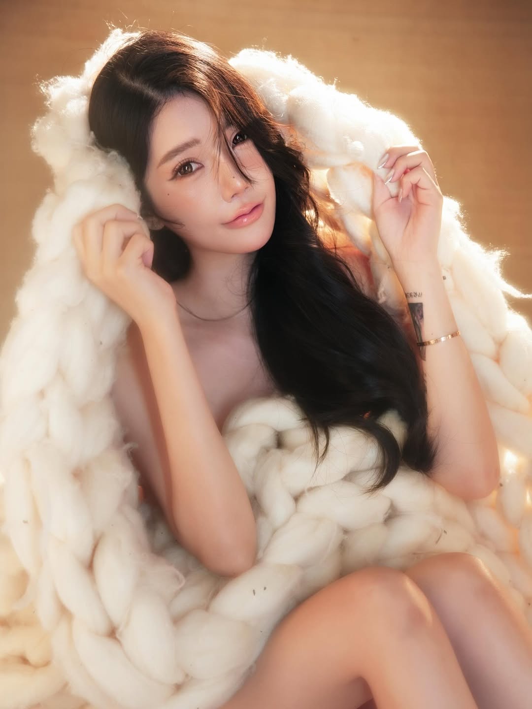 【正妹】茵茵毛毯裙写真，性感的样子还露出引人遐想！