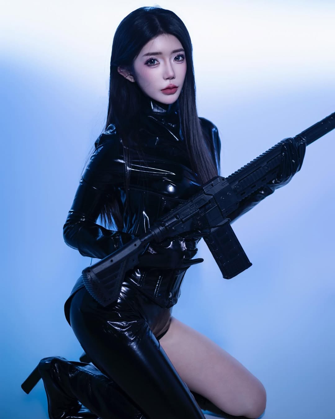 【正妹】茵茵皮衣战争女王，微笑带有一丝俏皮与勾引！