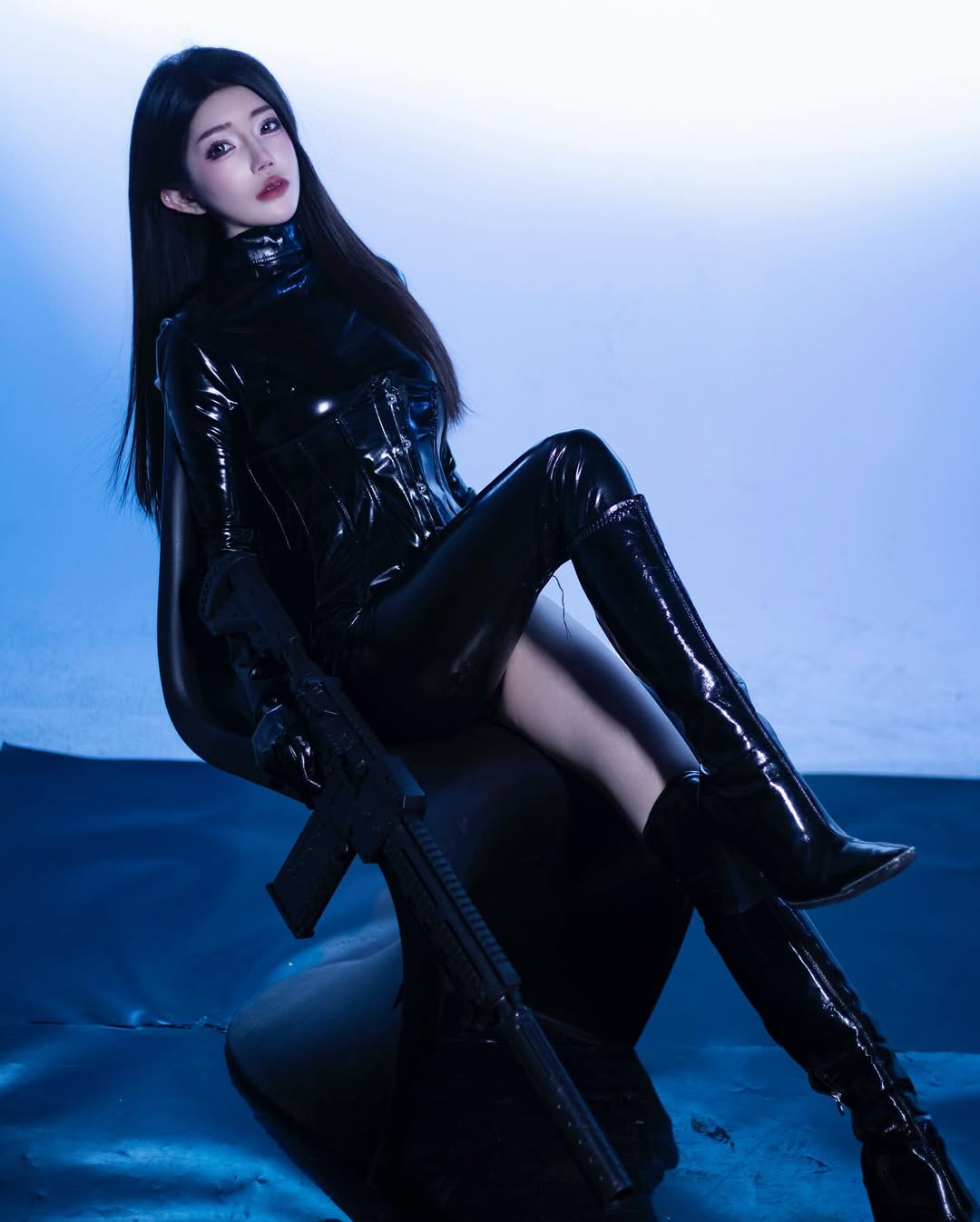 【正妹】茵茵皮衣战争女王，微笑带有一丝俏皮与勾引！