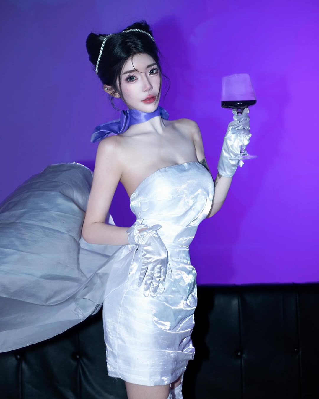 【正妹】茵茵白银抹胸装，性感的令人瞬间被吸引！