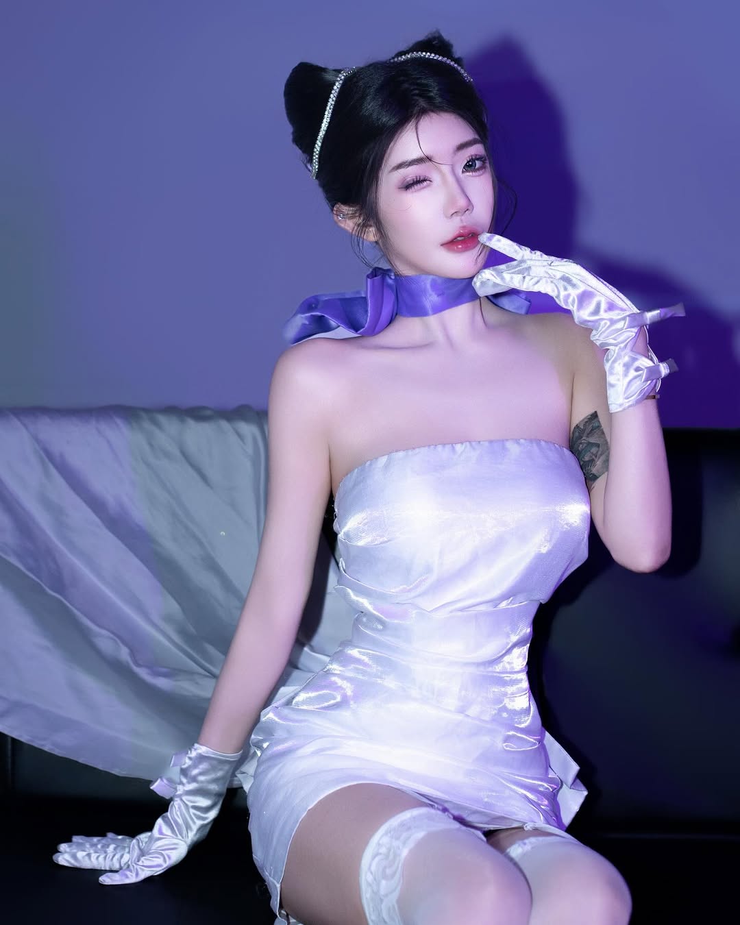 【正妹】茵茵白银抹胸装，性感的令人瞬间被吸引！