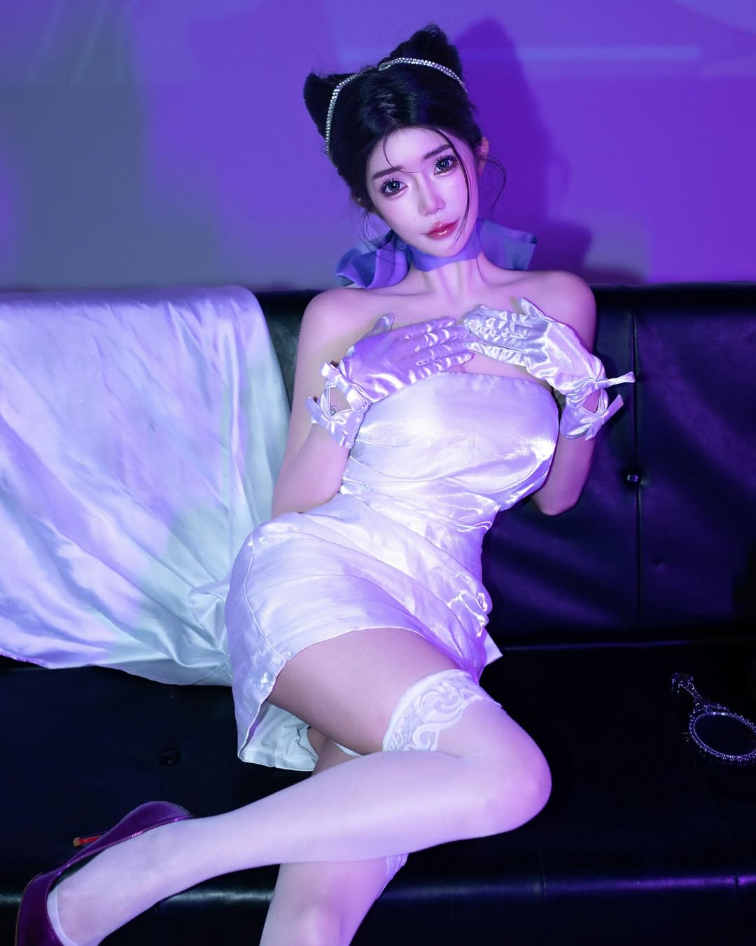 【正妹】茵茵白银抹胸装，性感的令人瞬间被吸引！