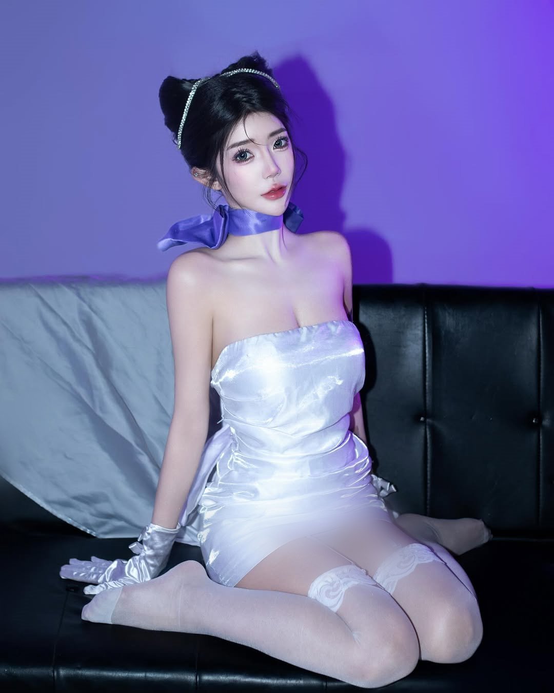 【正妹】茵茵白银抹胸装，性感的令人瞬间被吸引！