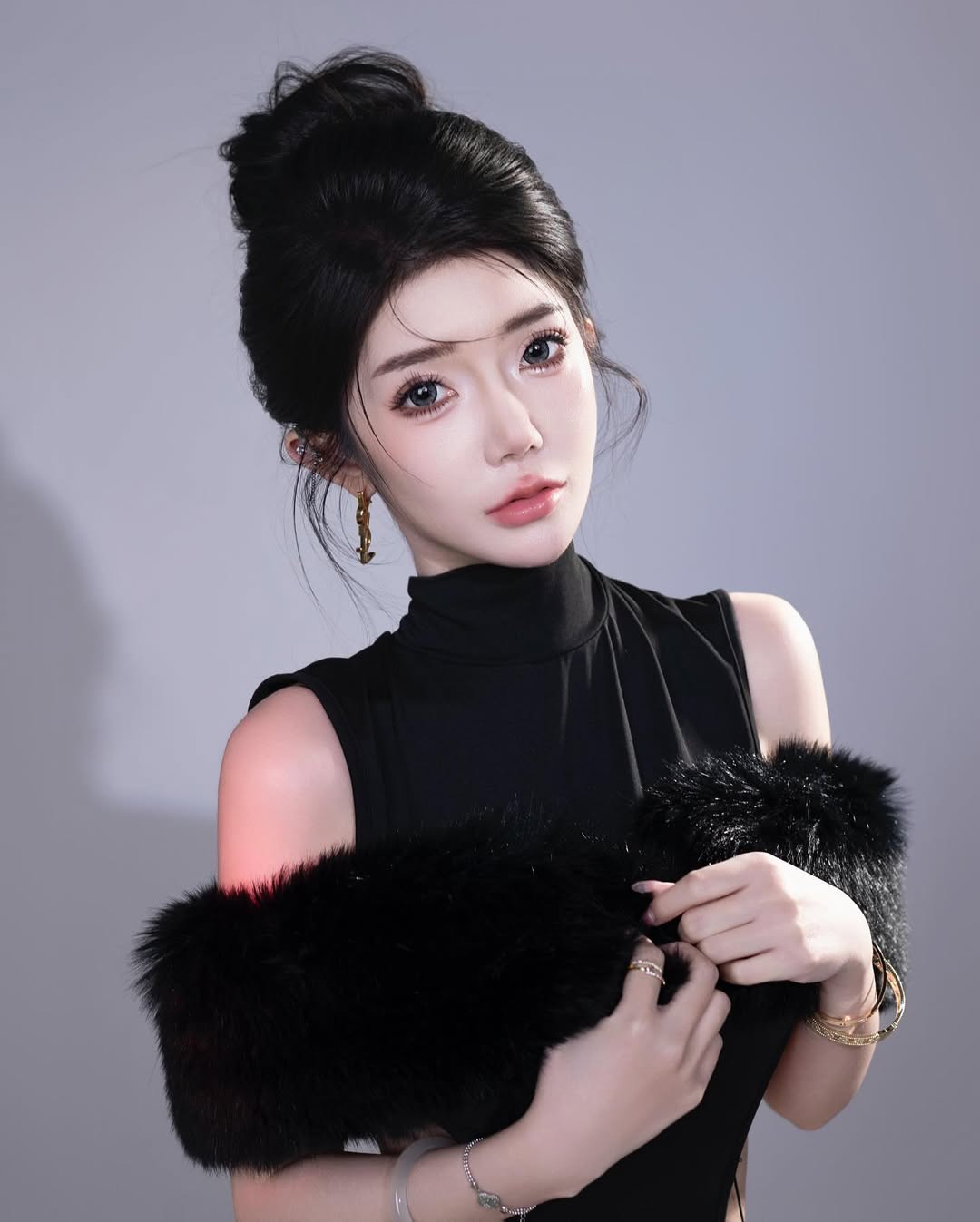 【正妹】茵茵模特黑色露背连衣裙写真，气质与魅力展露无遗！