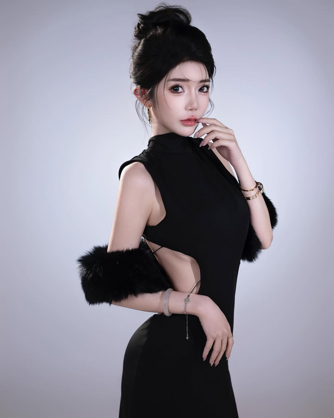 【正妹】茵茵模特黑色露背连衣裙写真，气质与魅力展露无遗！