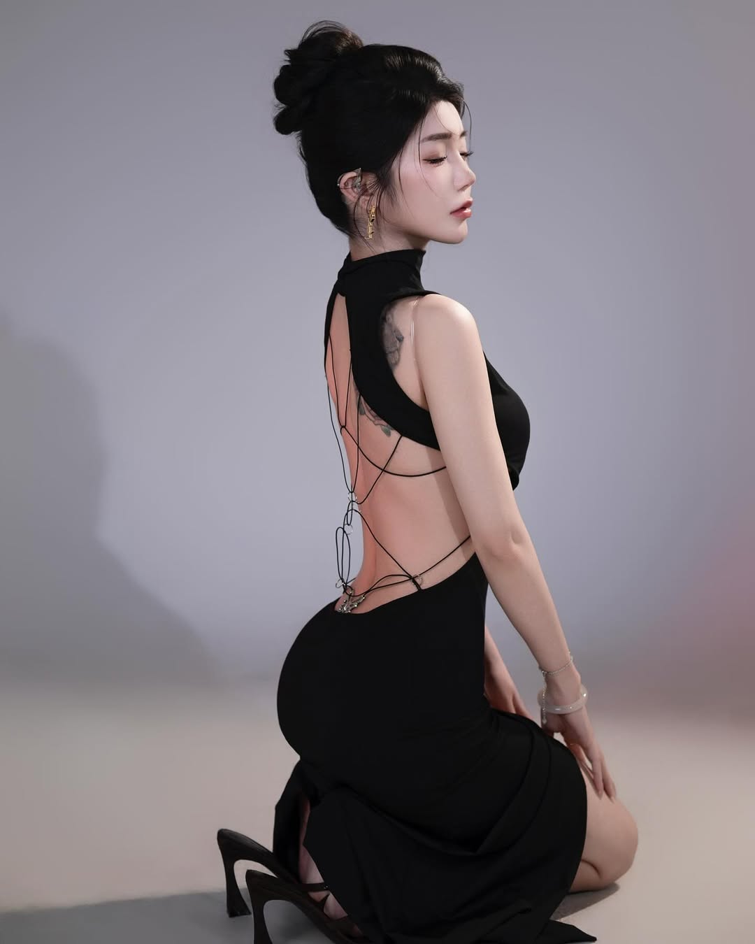 【正妹】茵茵模特黑色露背连衣裙写真，气质与魅力展露无遗！