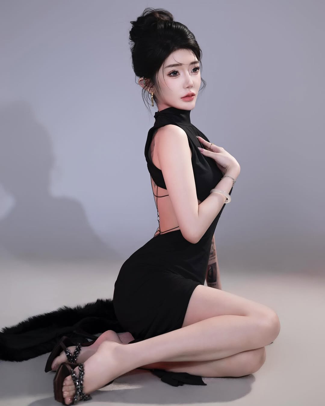 【正妹】茵茵模特黑色露背连衣裙写真，气质与魅力展露无遗！