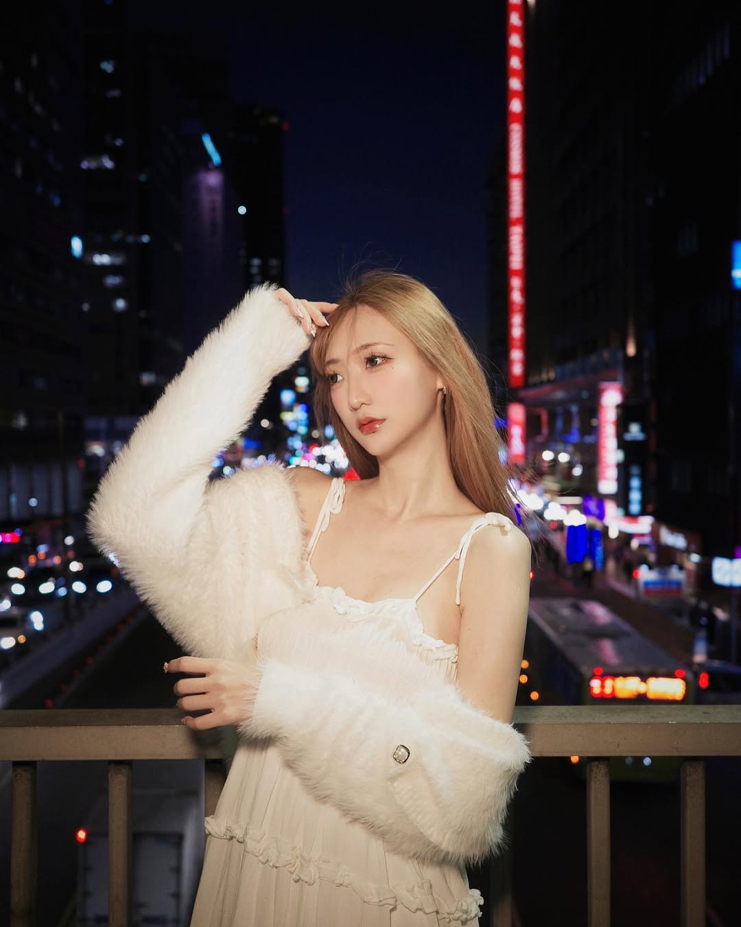 【正妹】Aki アキ天桥夜景街拍，优雅与性感完美地串联在了！