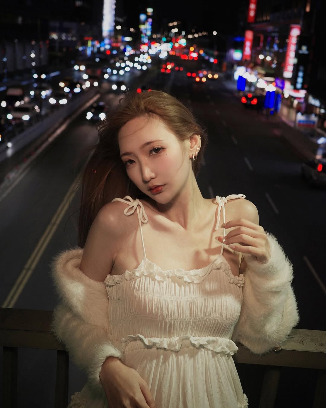 【正妹】Aki アキ天桥夜景街拍，优雅与性感完美地串联在了！