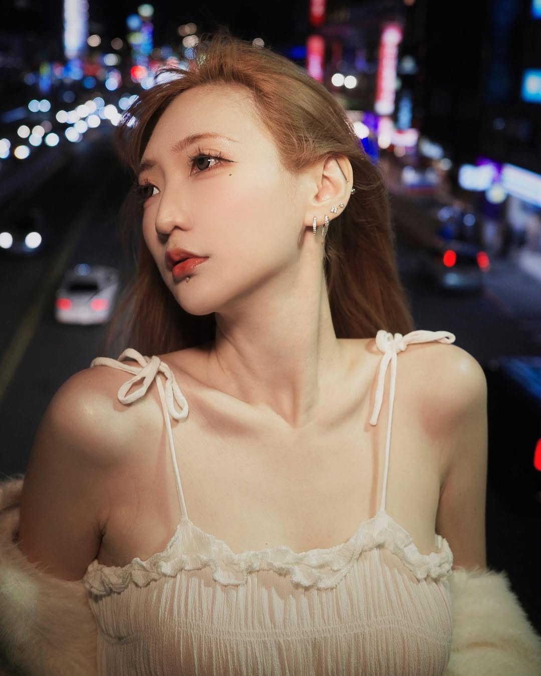 【正妹】Aki アキ天桥夜景街拍，优雅与性感完美地串联在了！