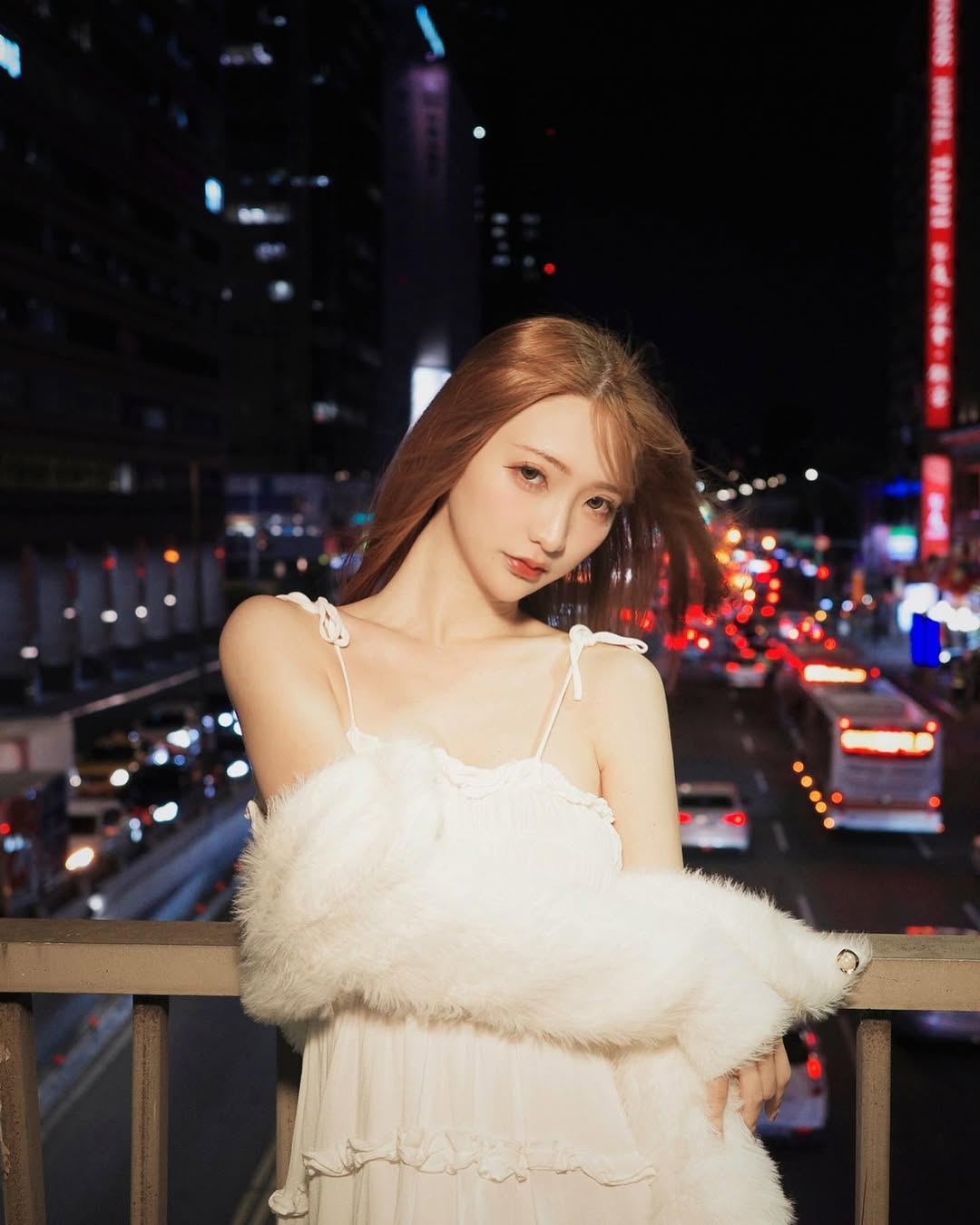 【正妹】Aki アキ天桥夜景街拍，优雅与性感完美地串联在了！