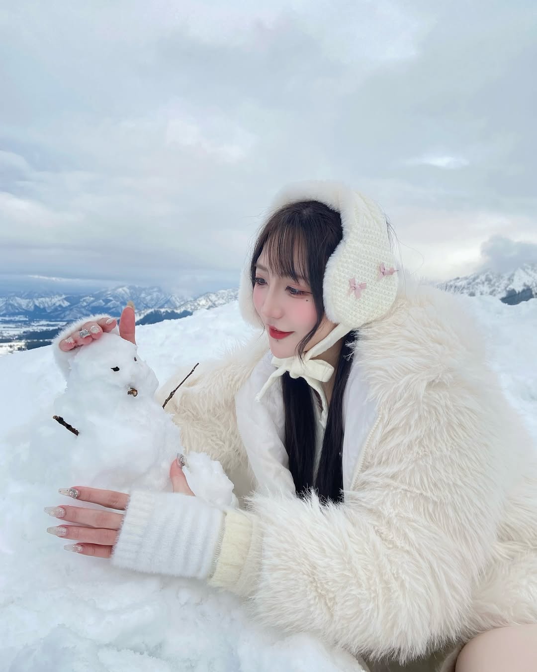 【正妹】Aki アキ冬天堆雪人美照，瞬间披上了梦幻的滤镜！