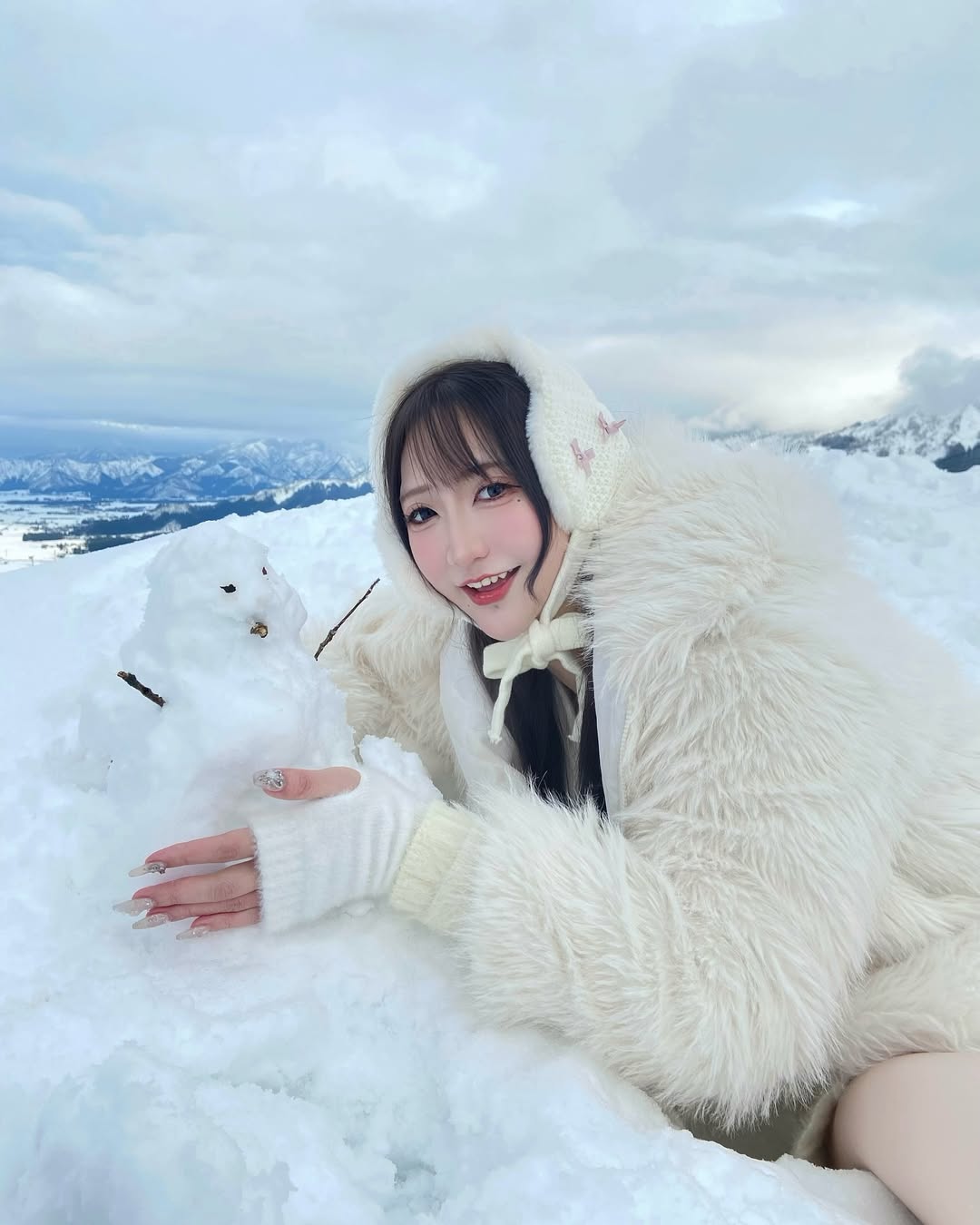 【正妹】Aki アキ冬天堆雪人美照，瞬间披上了梦幻的滤镜！