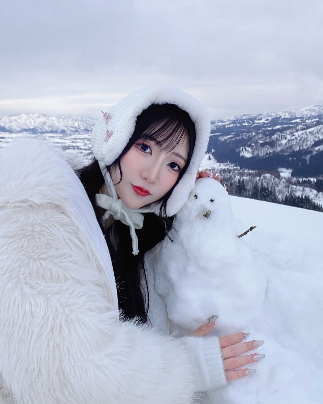 【正妹】Aki アキ冬天堆雪人美照，瞬间披上了梦幻的滤镜！