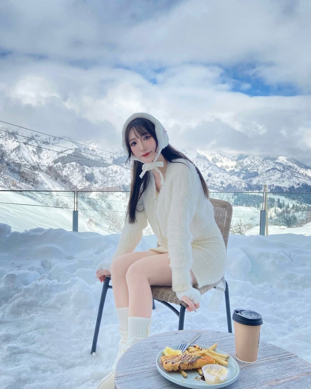 【正妹】Aki アキ冬天堆雪人美照，瞬间披上了梦幻的滤镜！