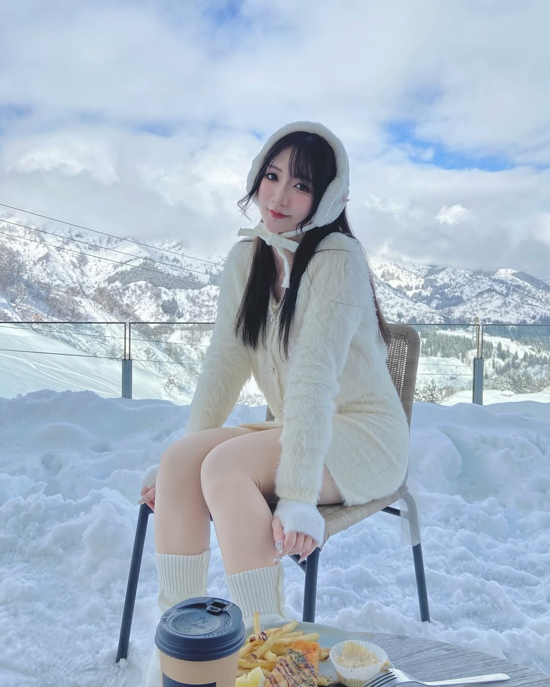 【正妹】Aki アキ冬天堆雪人美照，瞬间披上了梦幻的滤镜！