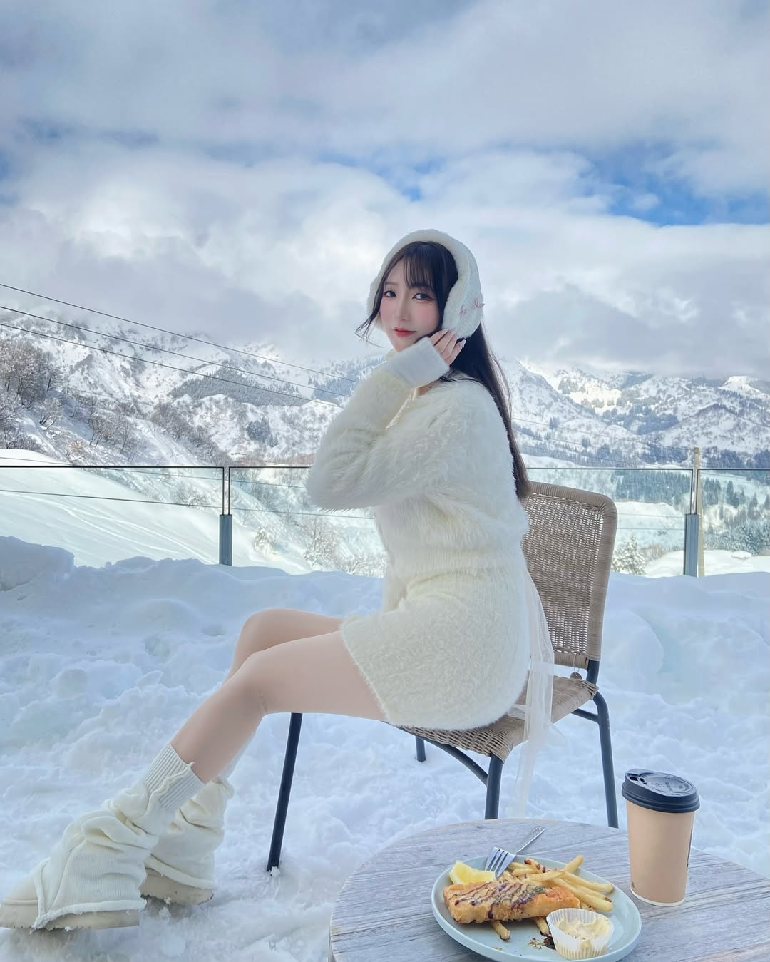 【正妹】Aki アキ冬天堆雪人美照，瞬间披上了梦幻的滤镜！