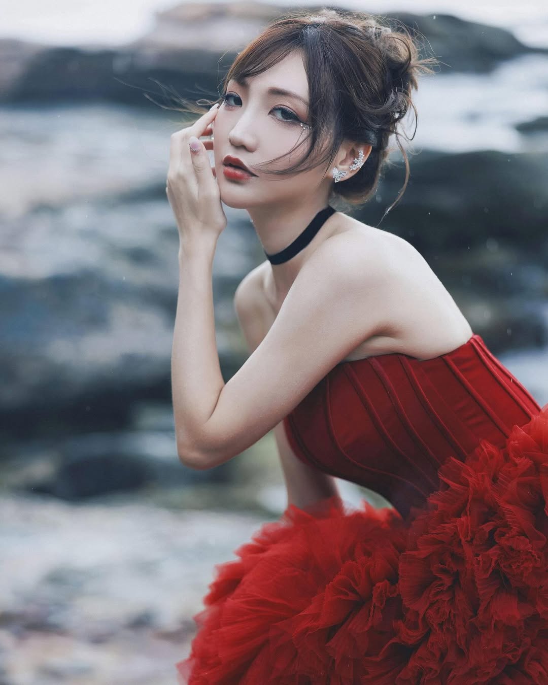 【正妹】Aki アキ红色抹胸礼服艺术照，就像绽放的红玫瑰！