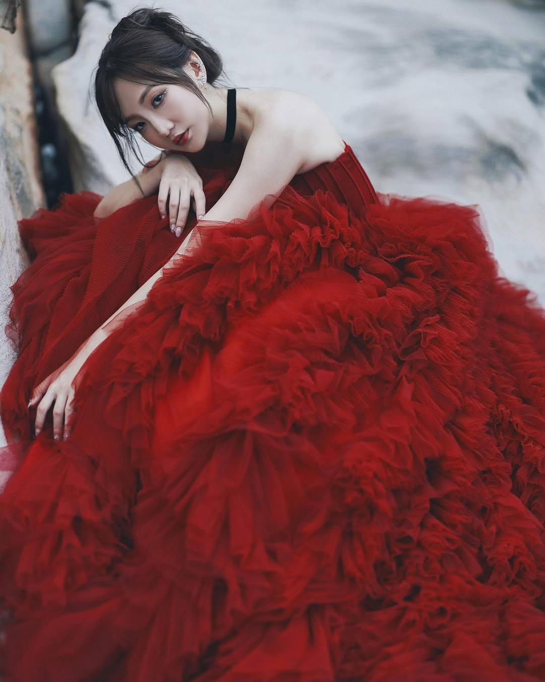 【正妹】Aki アキ红色抹胸礼服艺术照，就像绽放的红玫瑰！