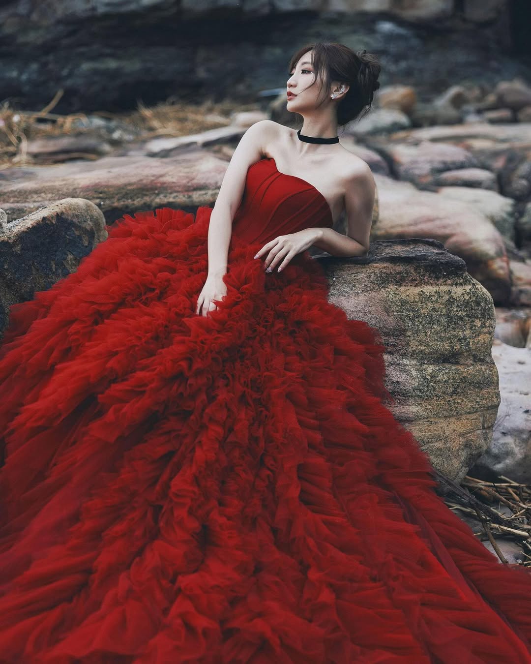 【正妹】Aki アキ红色抹胸礼服艺术照，就像绽放的红玫瑰！