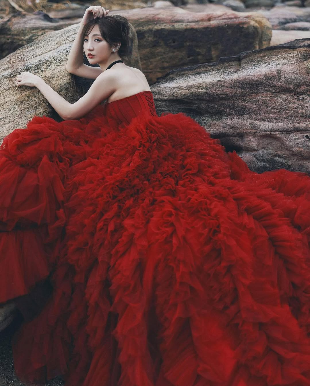 【正妹】Aki アキ红色抹胸礼服艺术照，就像绽放的红玫瑰！