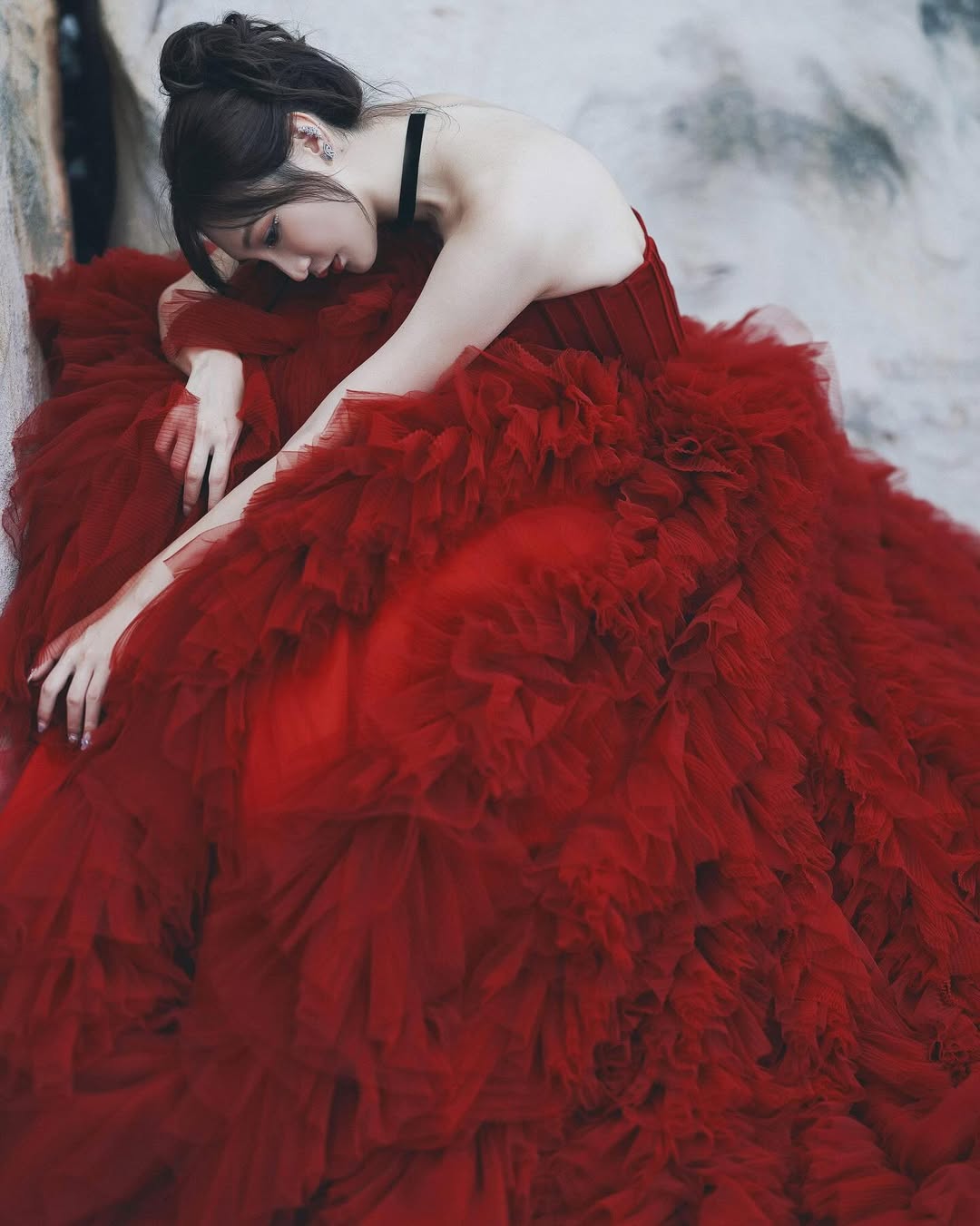 【正妹】Aki アキ红色抹胸礼服艺术照，就像绽放的红玫瑰！