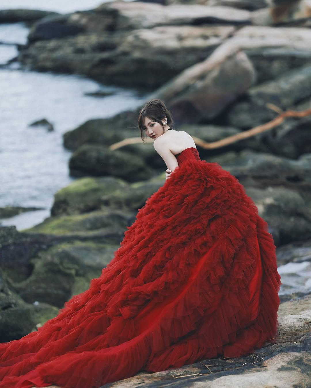 【正妹】Aki アキ红色抹胸礼服艺术照，就像绽放的红玫瑰！