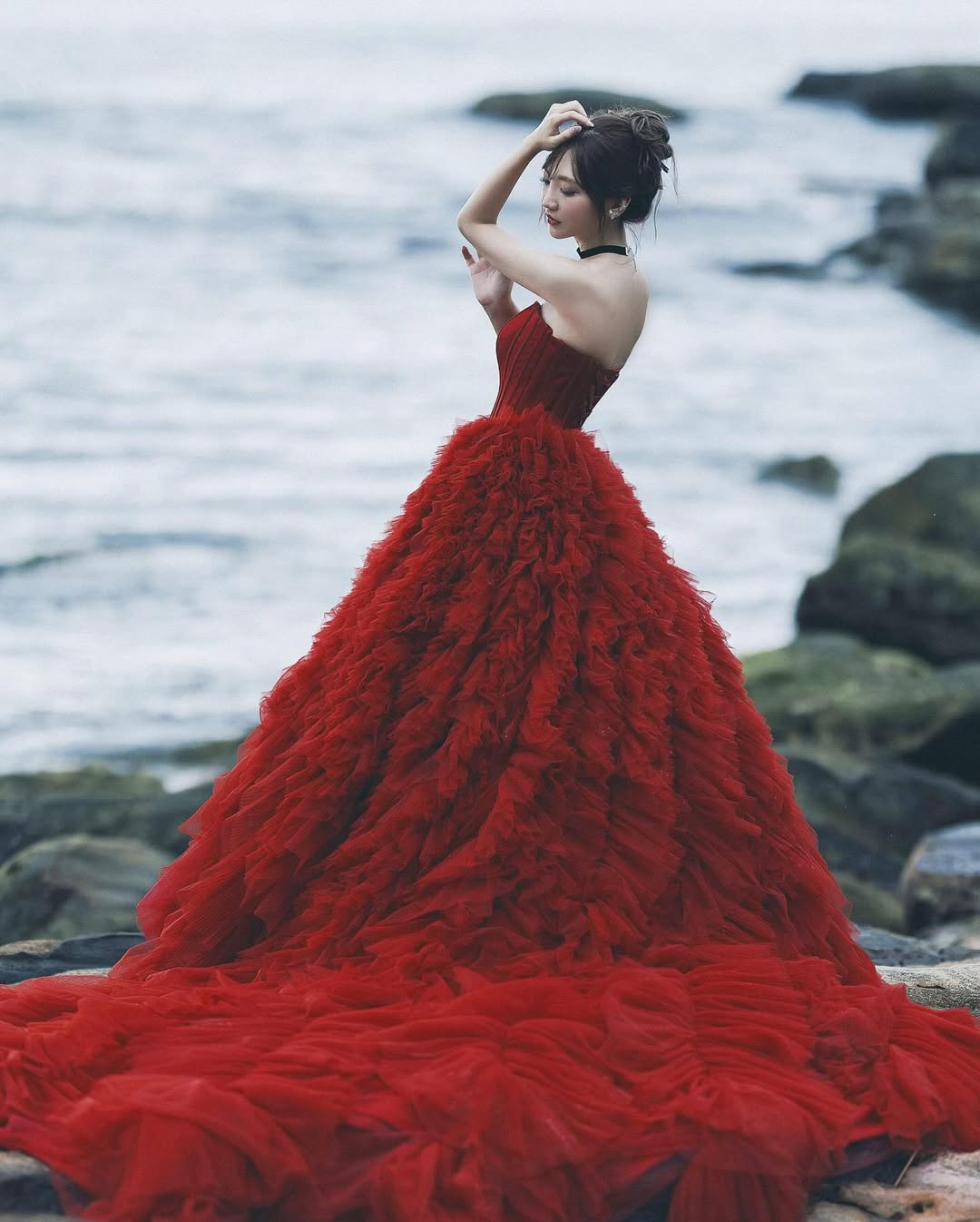 【正妹】Aki アキ红色抹胸礼服艺术照，就像绽放的红玫瑰！