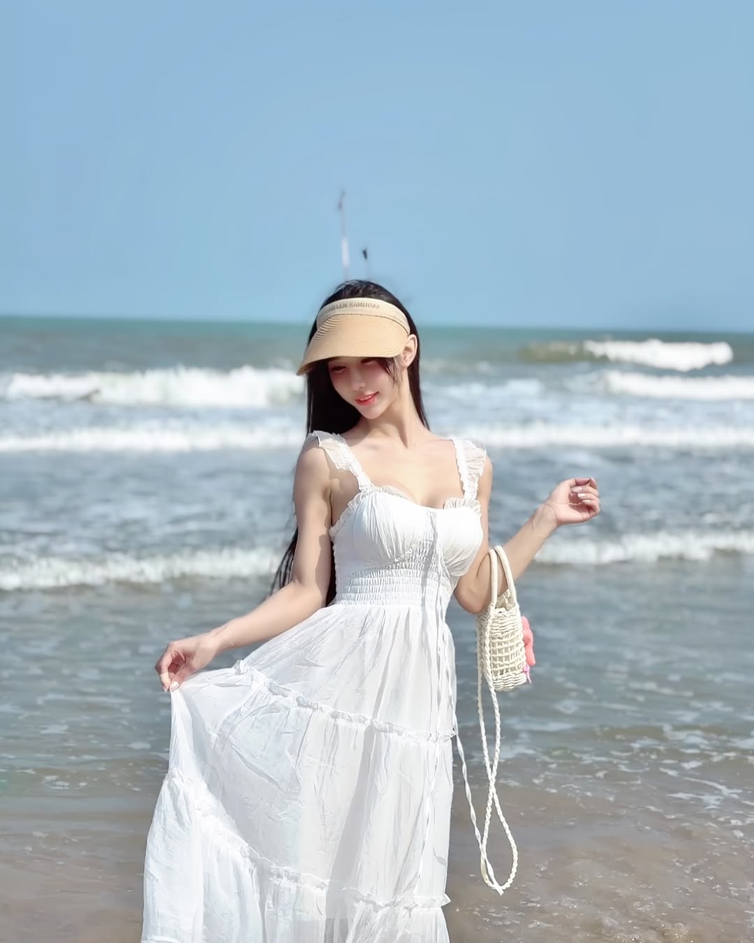 【正妹】梦梦白色连衣裙海边，像一首视觉的抒情诗！