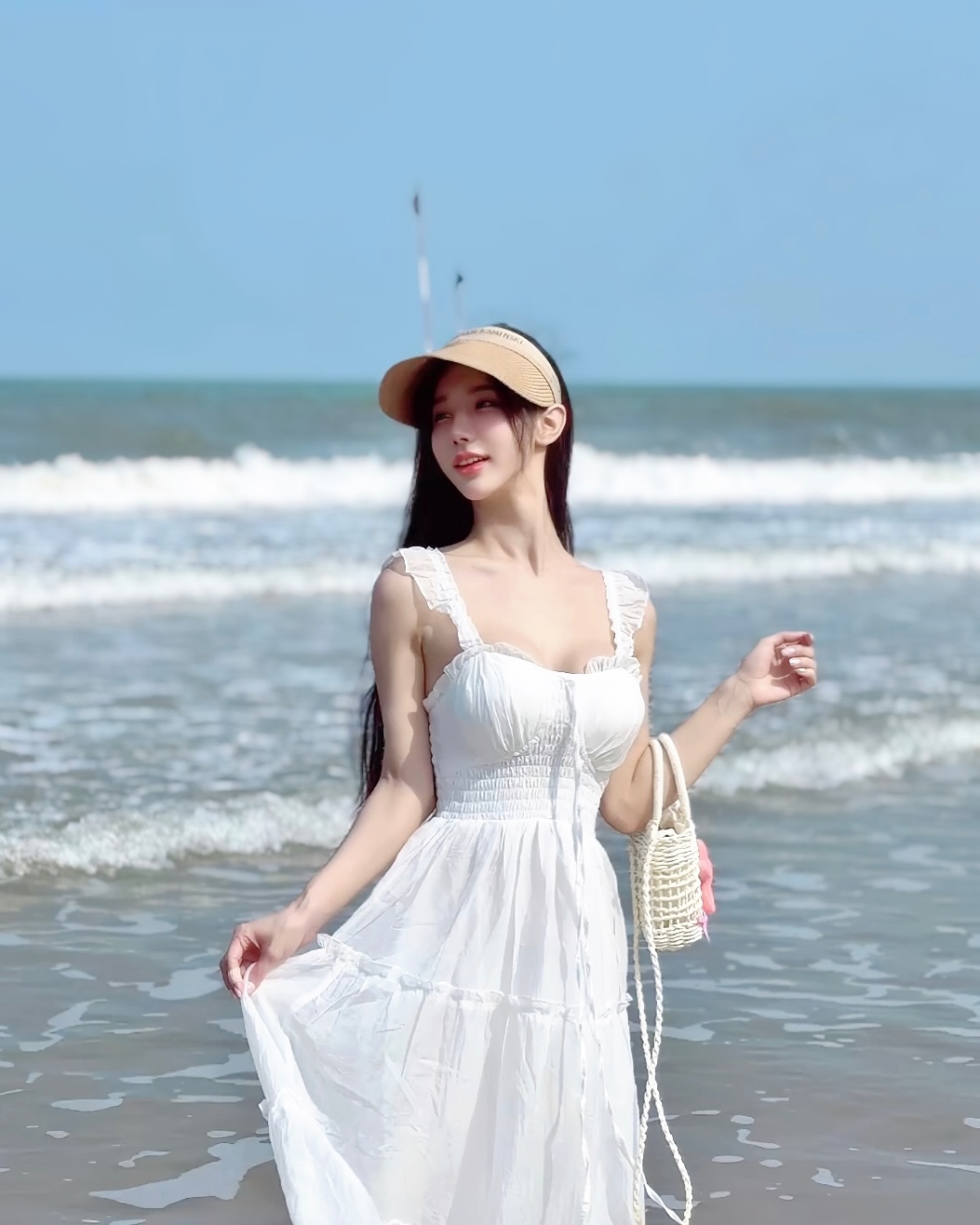 【正妹】梦梦白色连衣裙海边，像一首视觉的抒情诗！