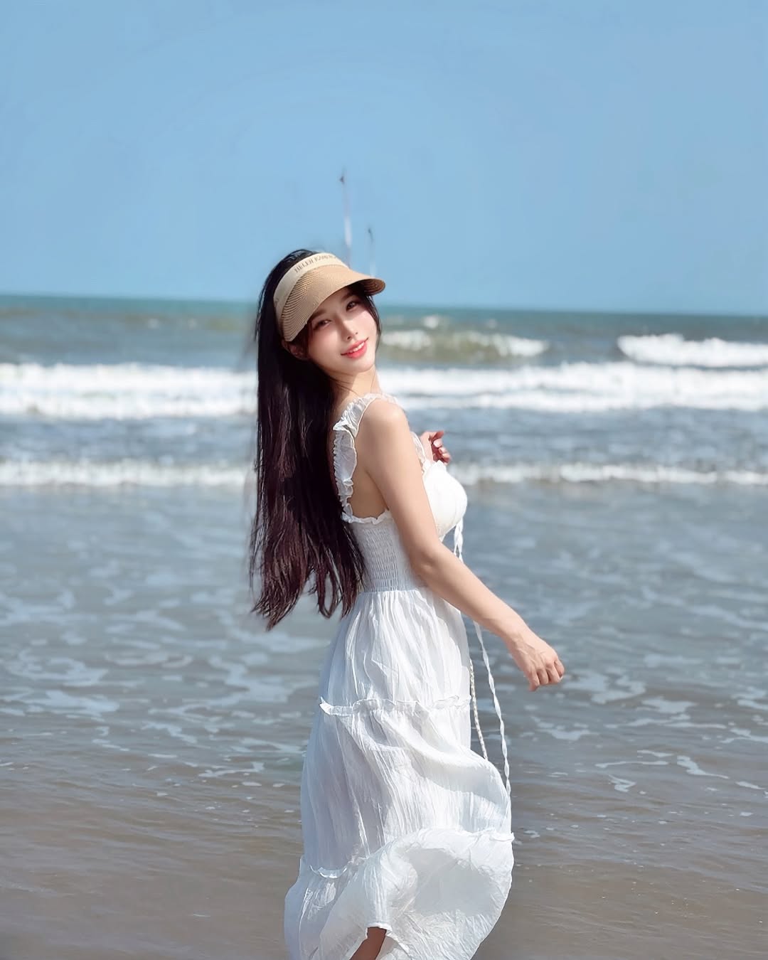 【正妹】梦梦白色连衣裙海边，像一首视觉的抒情诗！